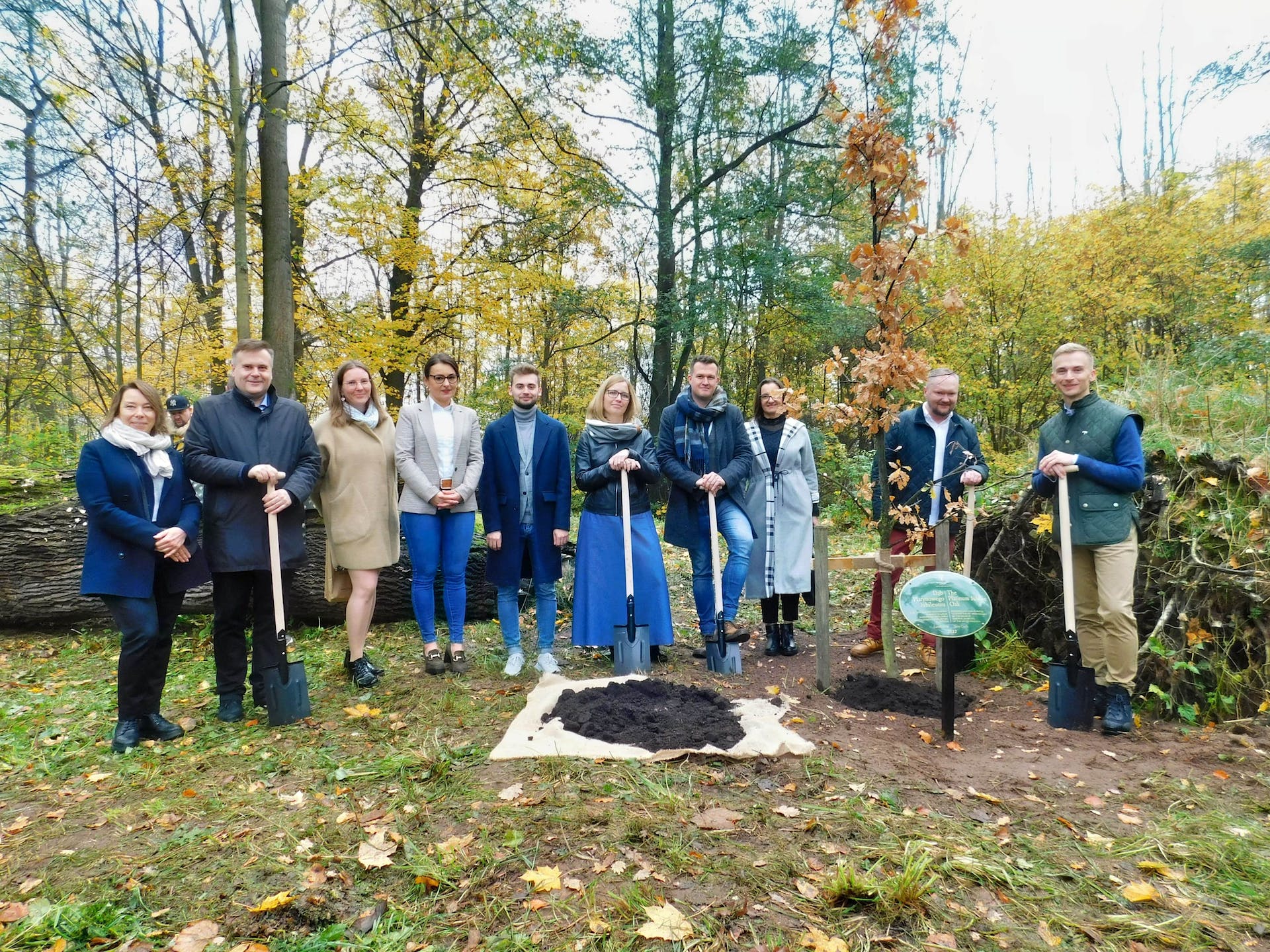 "The Platinum Jubilee Oak" has been planted in the grounds of Sarny Castle (Poland), member of the ERHG