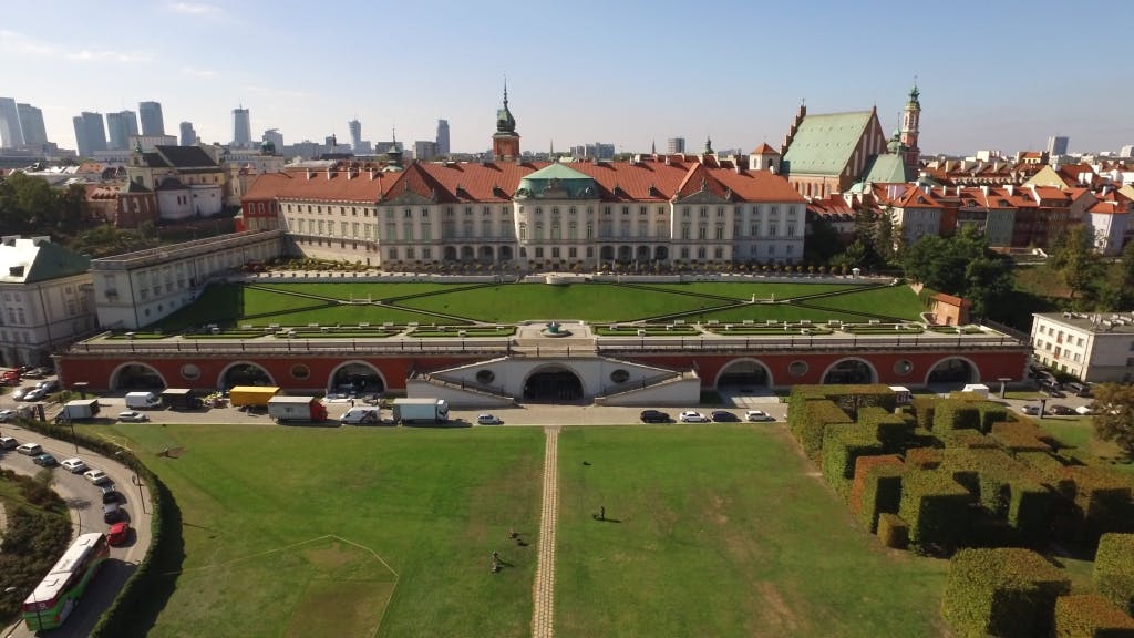 The Gardens of the Royal Castle in Warsaw are the chosen stage for the President of the United States statement against the war in Ukraine