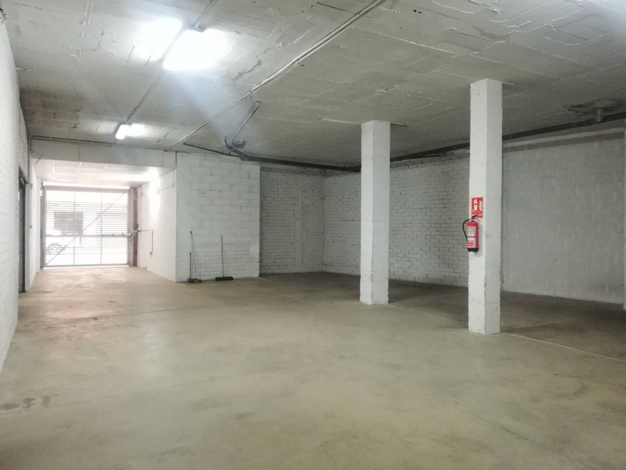 Commercial space of 200 sqm and 14 parking spaces (211.60 sqm) for rent together