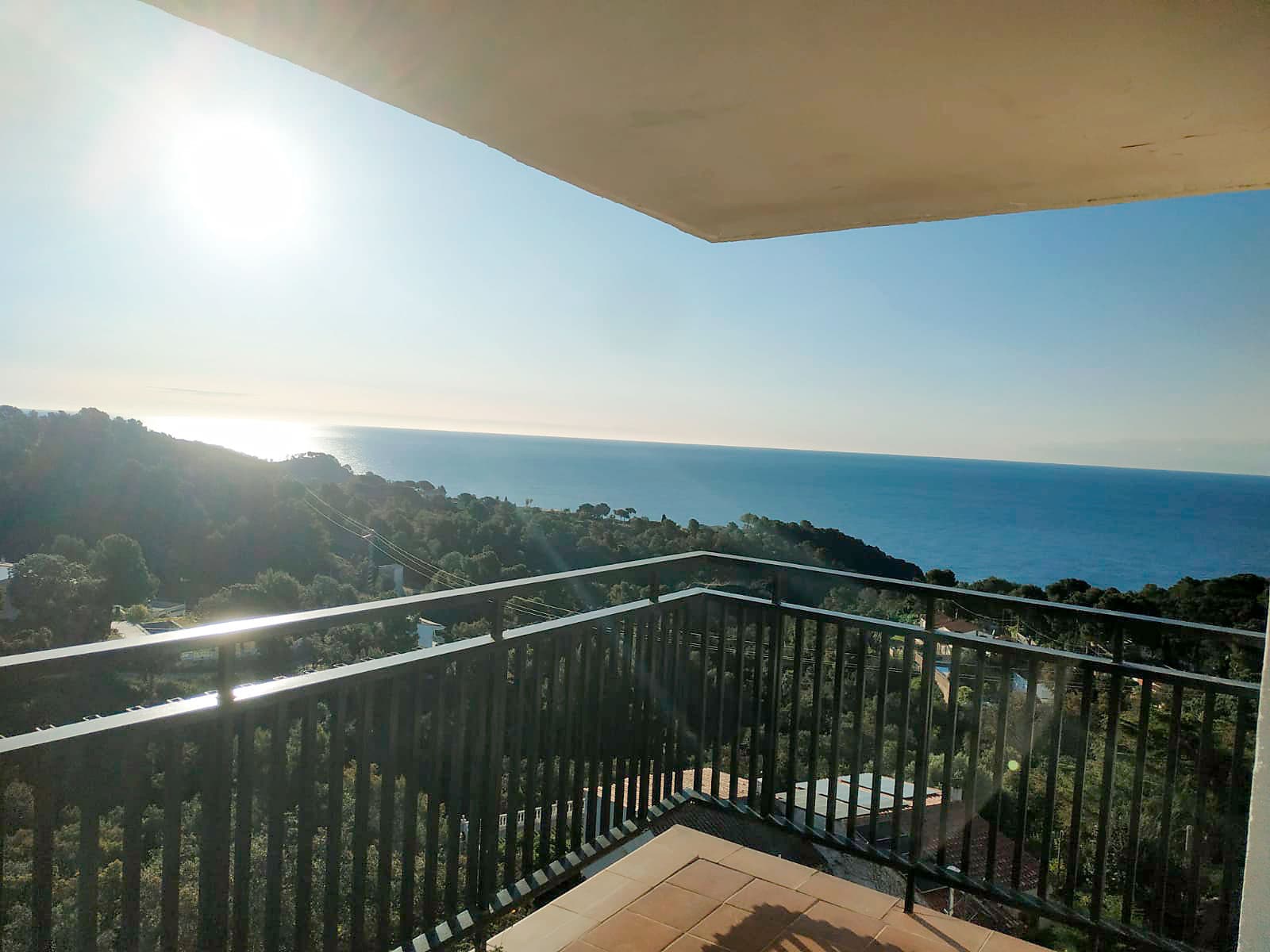 Piso con vistas al mar, piscina y plaza de aparcamiento