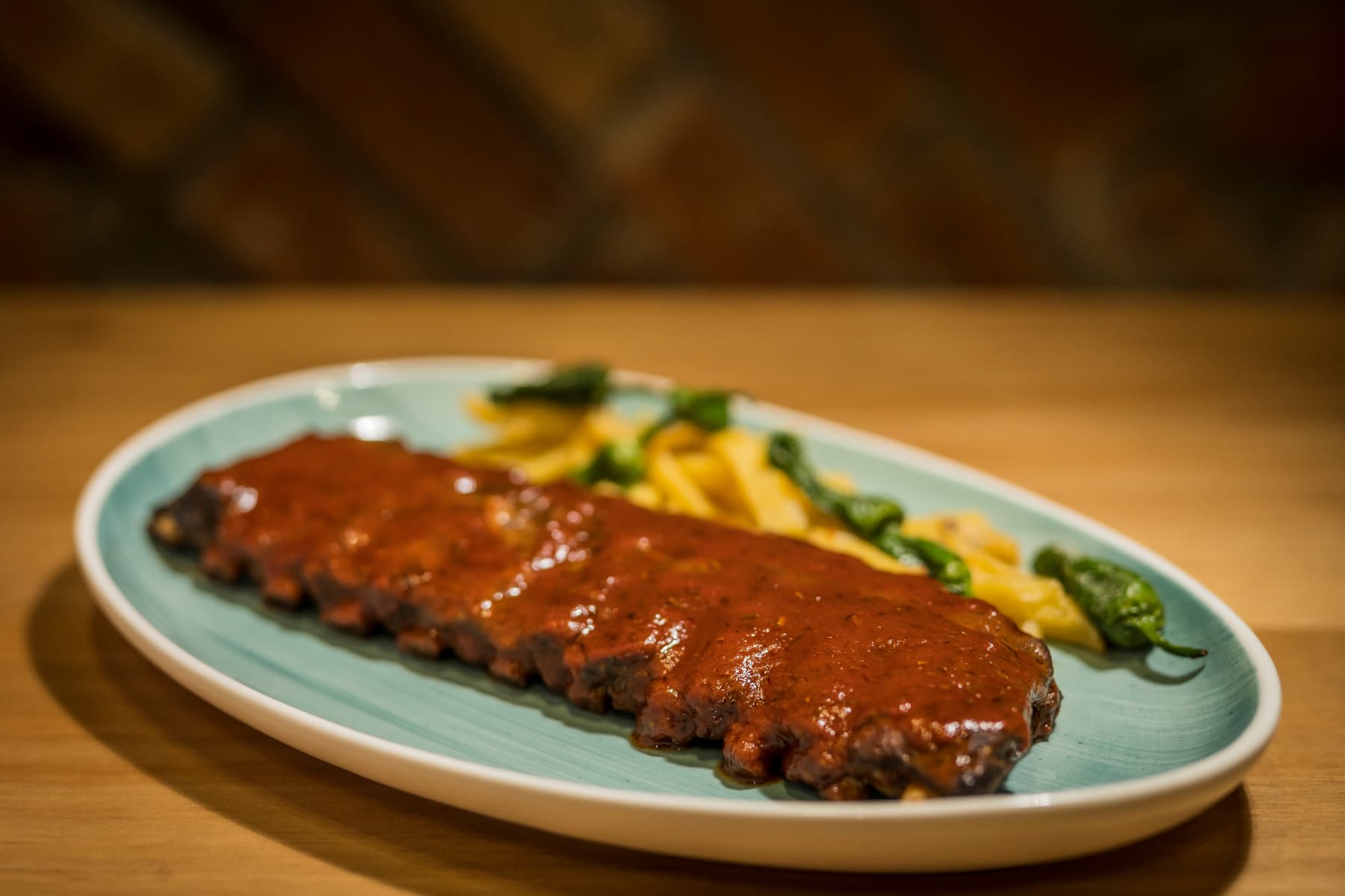 Costillas de cerdo con salsa BBQ y patatas fritas