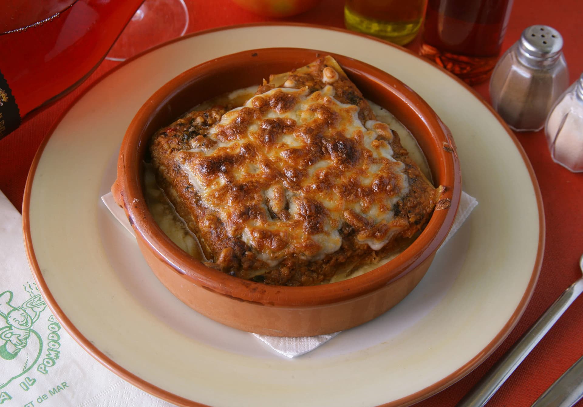 Lasanya de la casa gratinada al forn de llenya