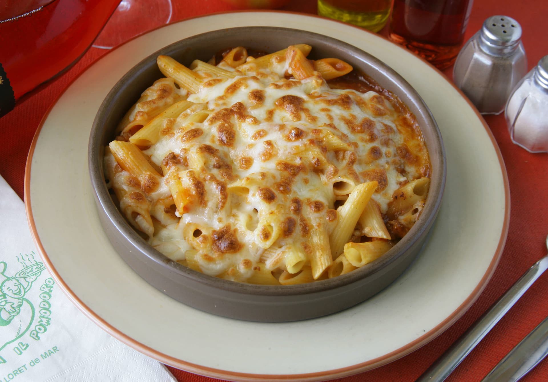 Macarrons a la bolonyesa gratinats al forn de llenya