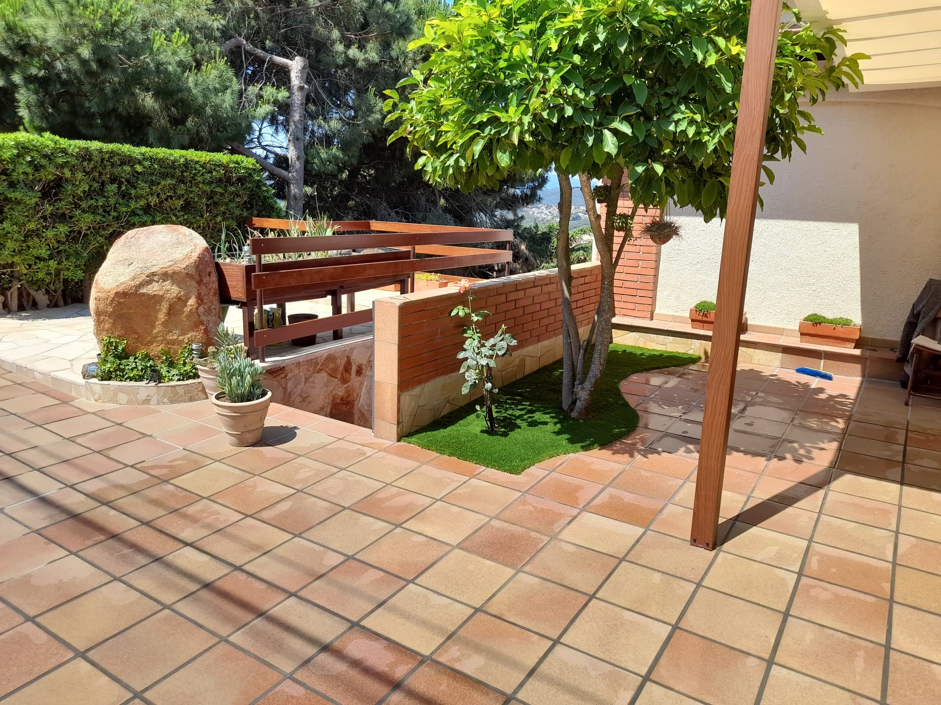 Modificación parterre entrada casa, olas