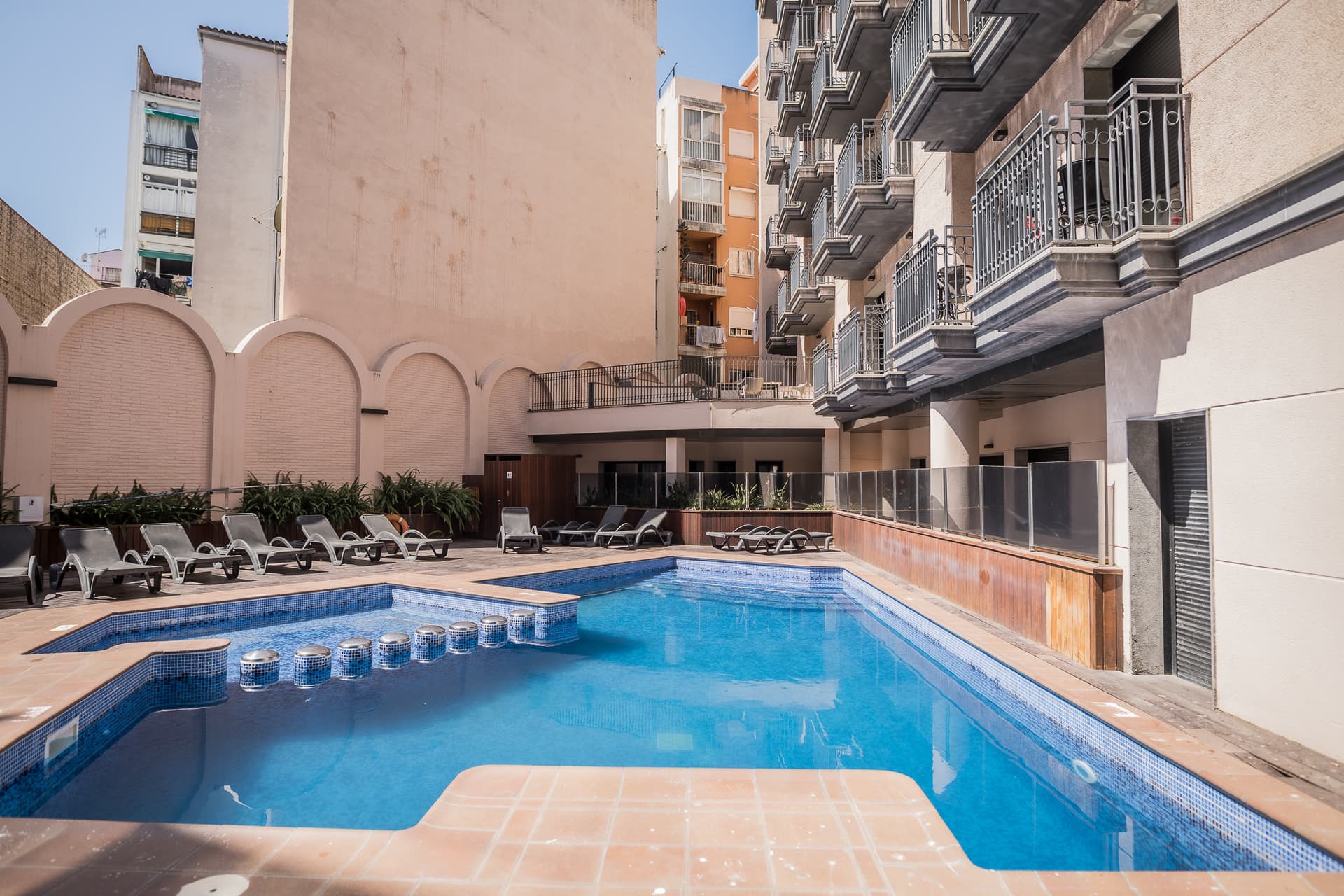 ABARÒS- Piso con terraza, piscina y parking en pleno centro- Lloret de Mar