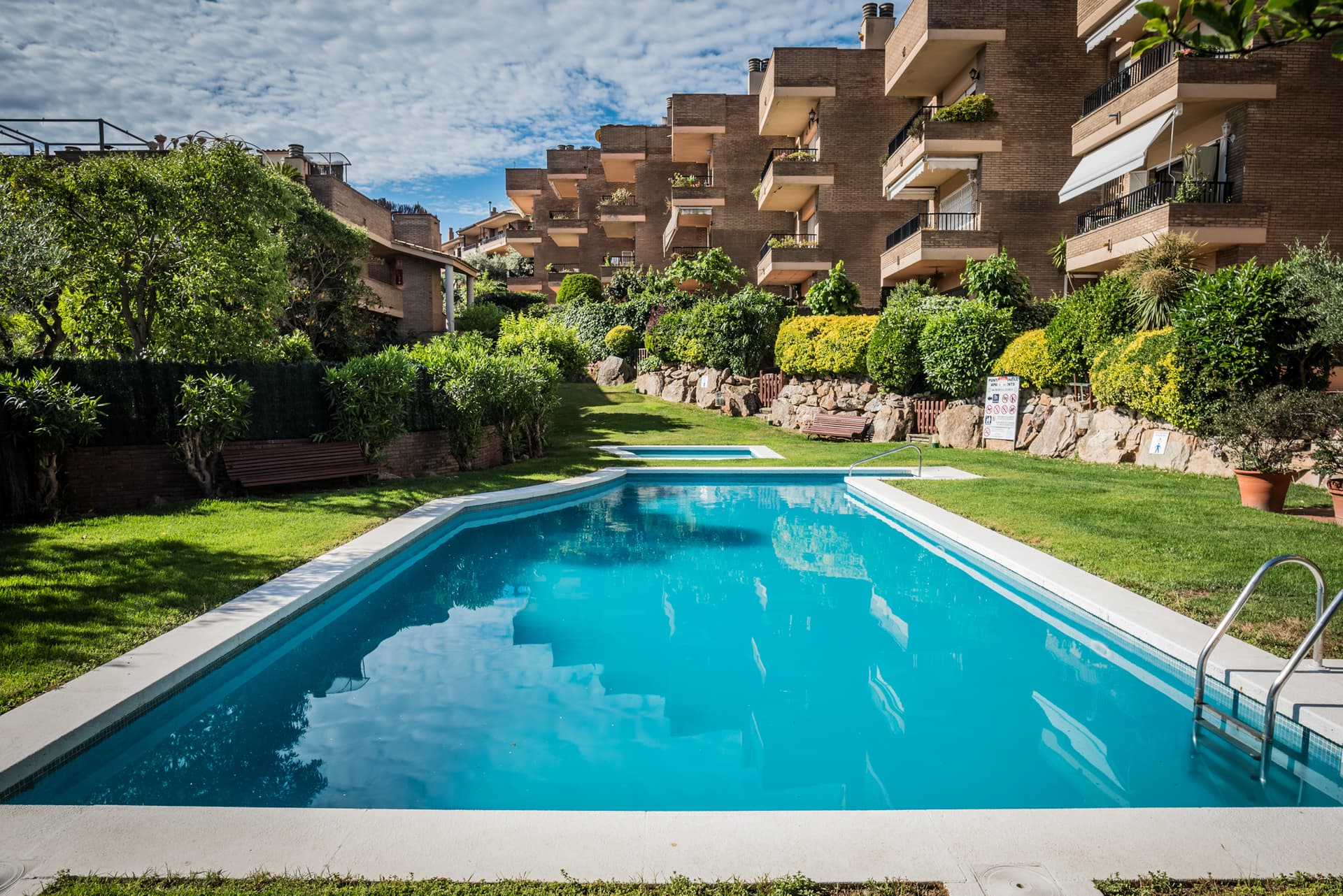 DM1- Piso con jardín privado parking y piscina comunitaria 