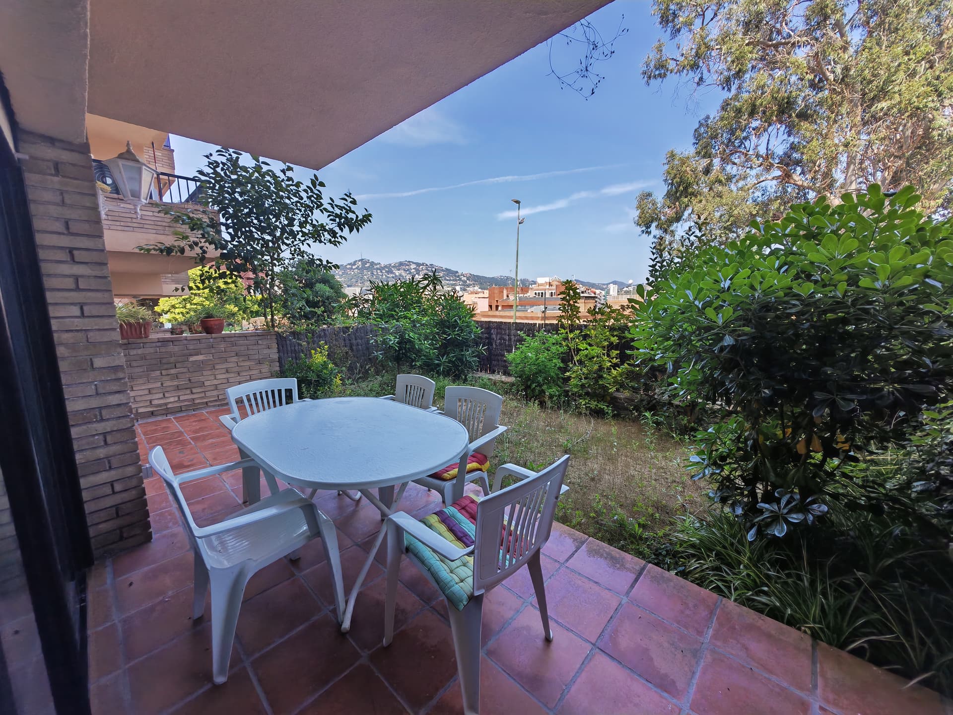DM2- Piso con jardín privado BBQ y piscina comunitaria 