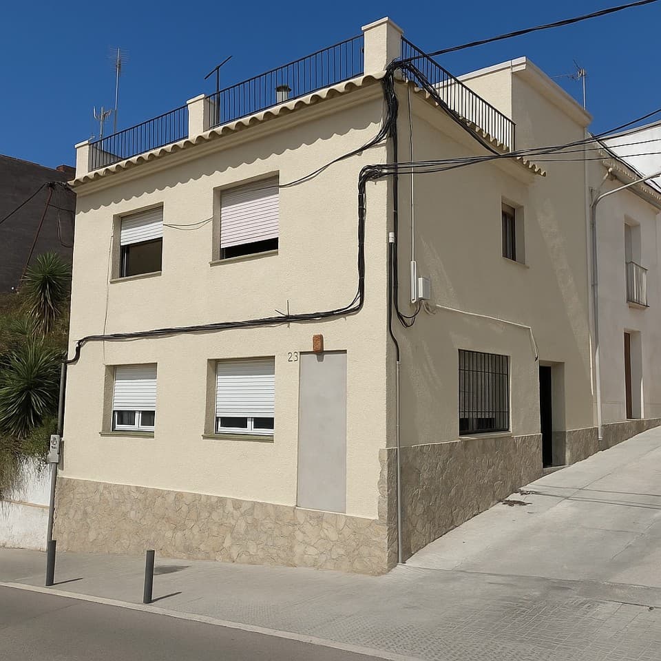 Maison d'angle à 10 minutes à pied de la plage.