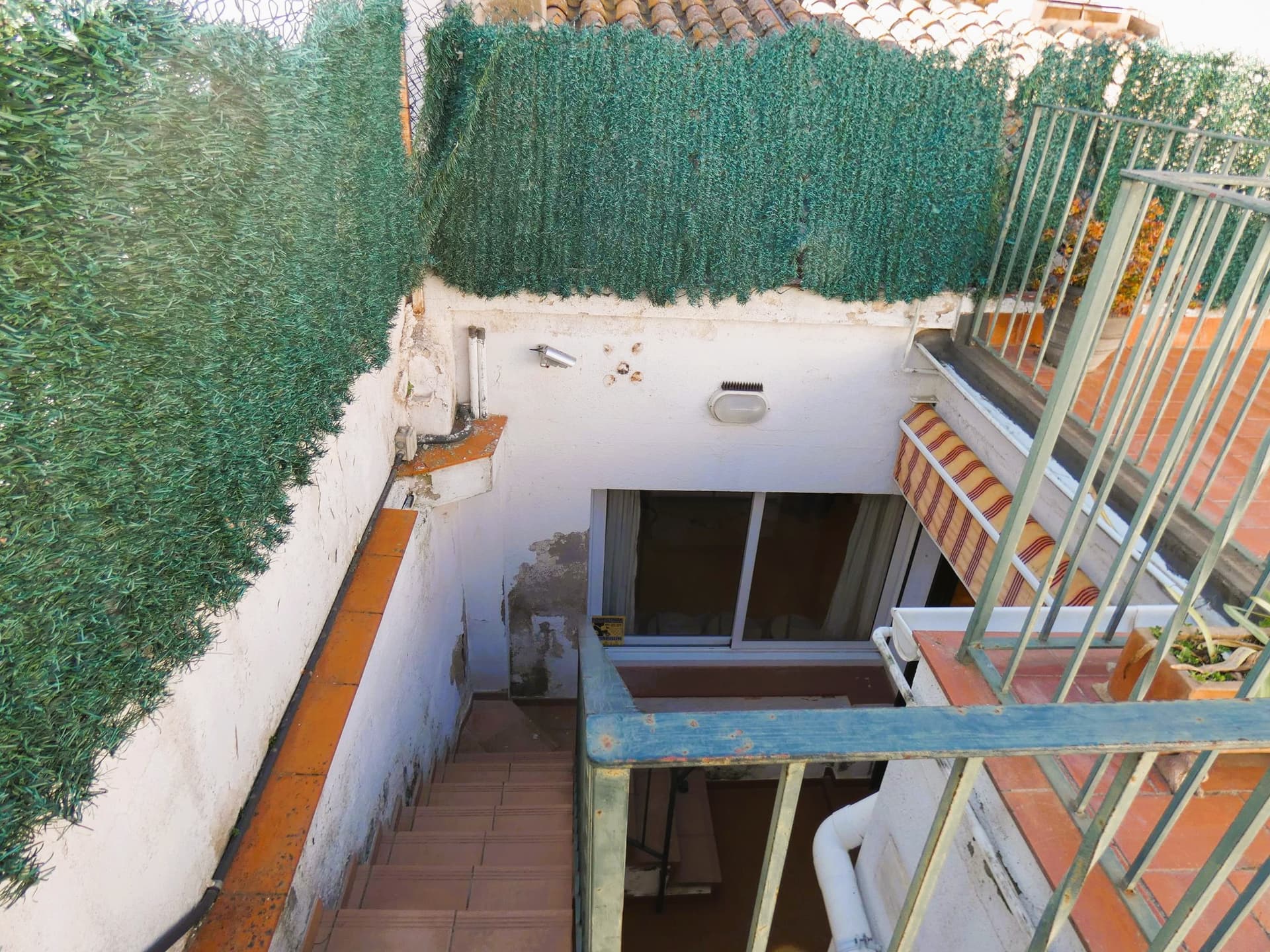 CASA EN EL EIXAMPLE CON ENTRADA POR DOS CALLES.