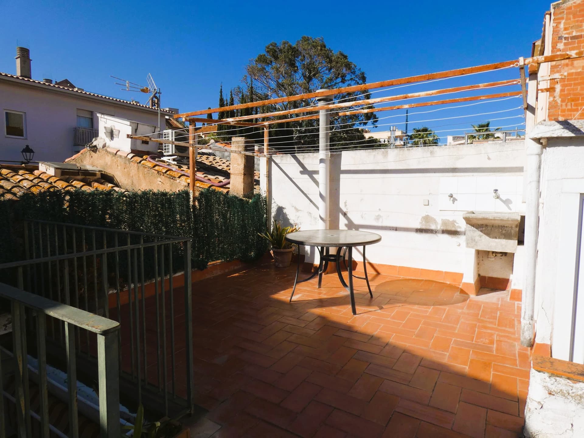 CASA EN EL EIXAMPLE CON ENTRADA POR DOS CALLES.