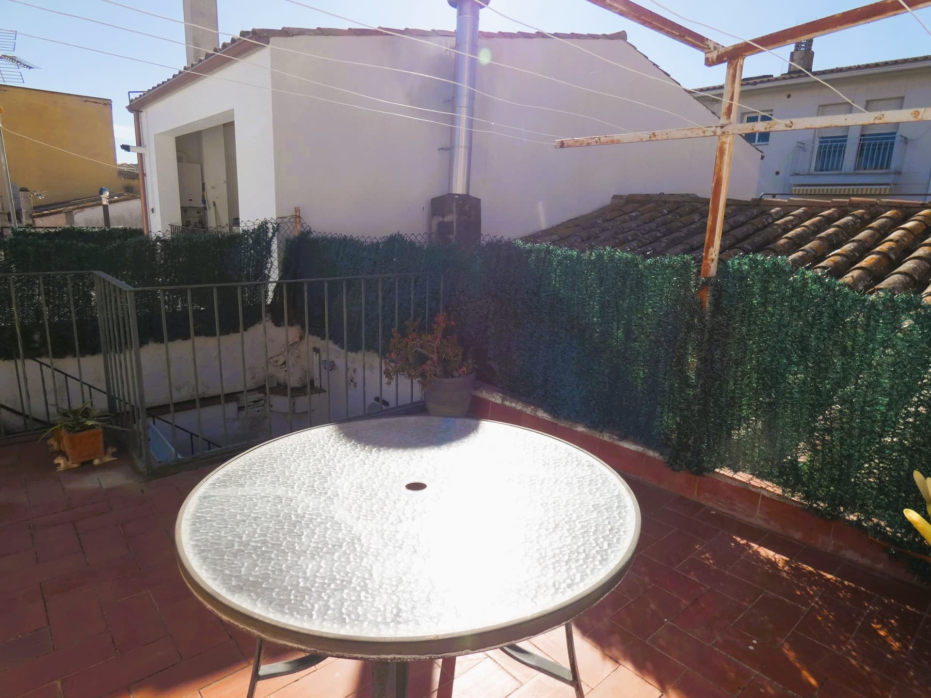 CASA EN EL EIXAMPLE CON ENTRADA POR DOS CALLES.