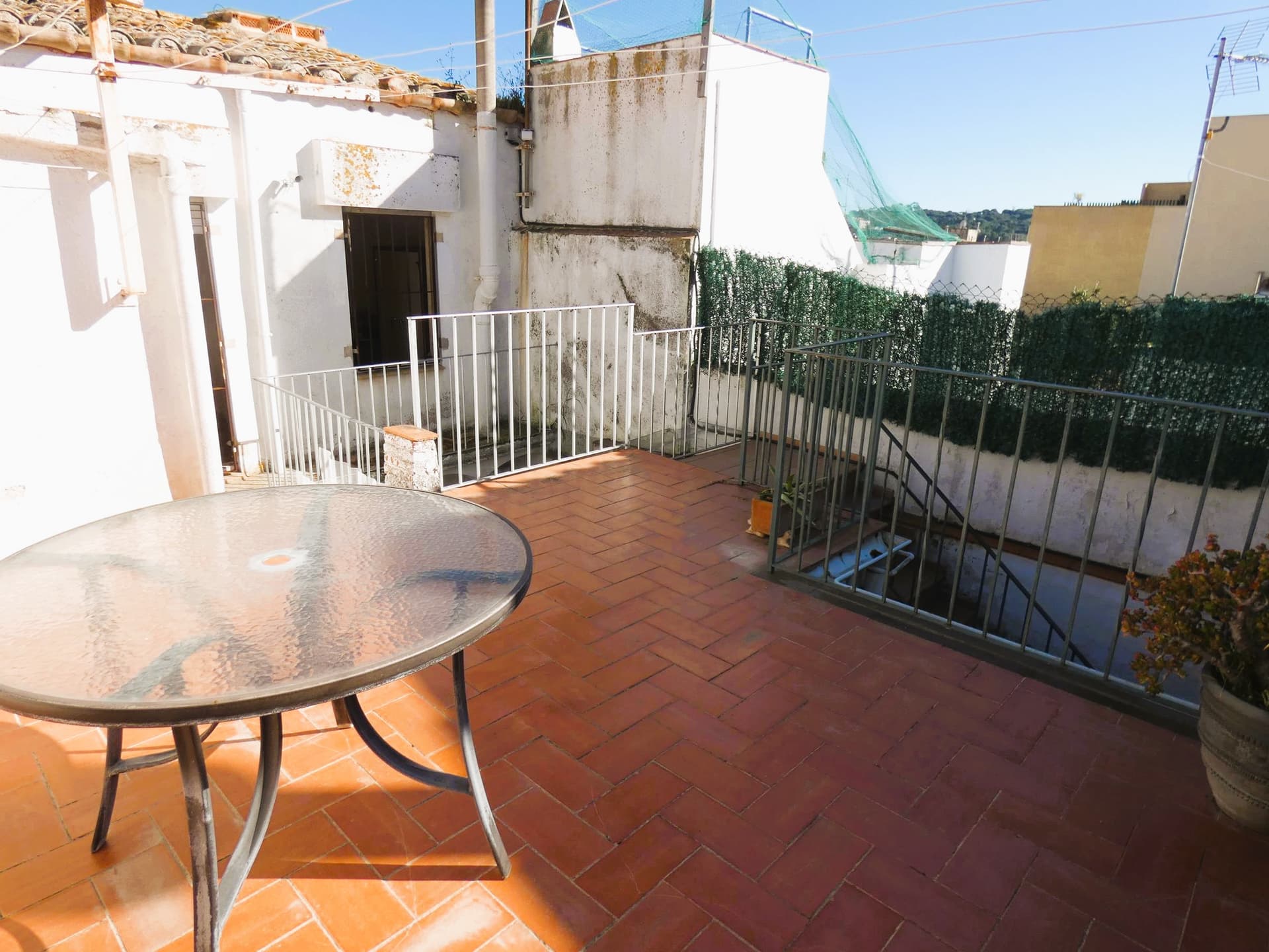 CASA EN EL EIXAMPLE CON ENTRADA POR DOS CALLES.