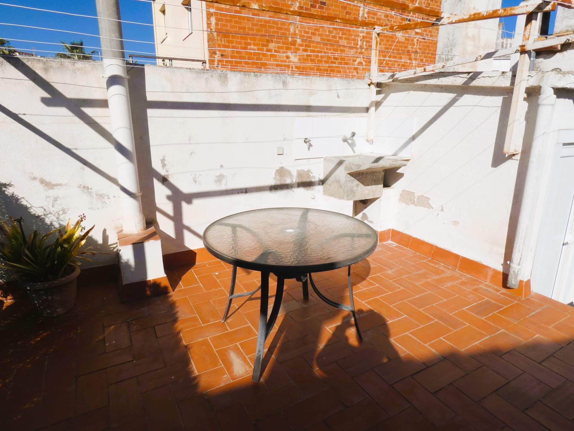 CASA EN EL EIXAMPLE CON ENTRADA POR DOS CALLES.