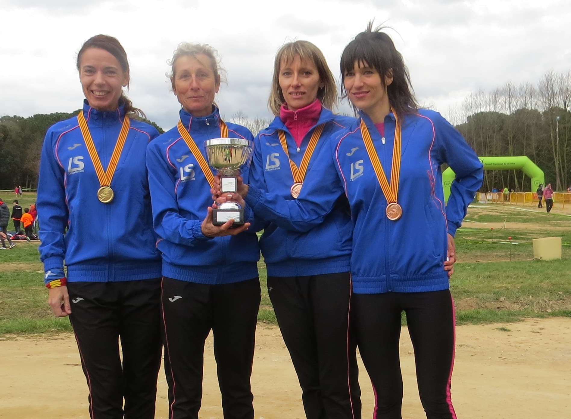 Img - El equipo de La Sansi femenino y Jose Luis Blanco campeones en el campeonato catalán de cross veterano en Caldes de Malavella