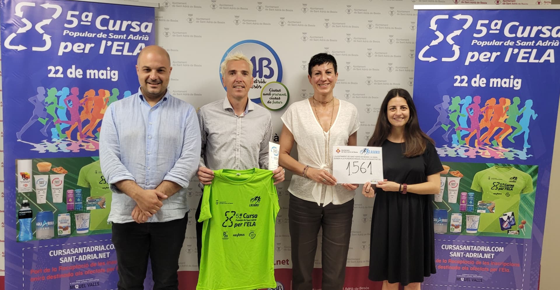 Img - Entrega de cheque benéfico Cursa por la ELA Sant Adrià de Besòs