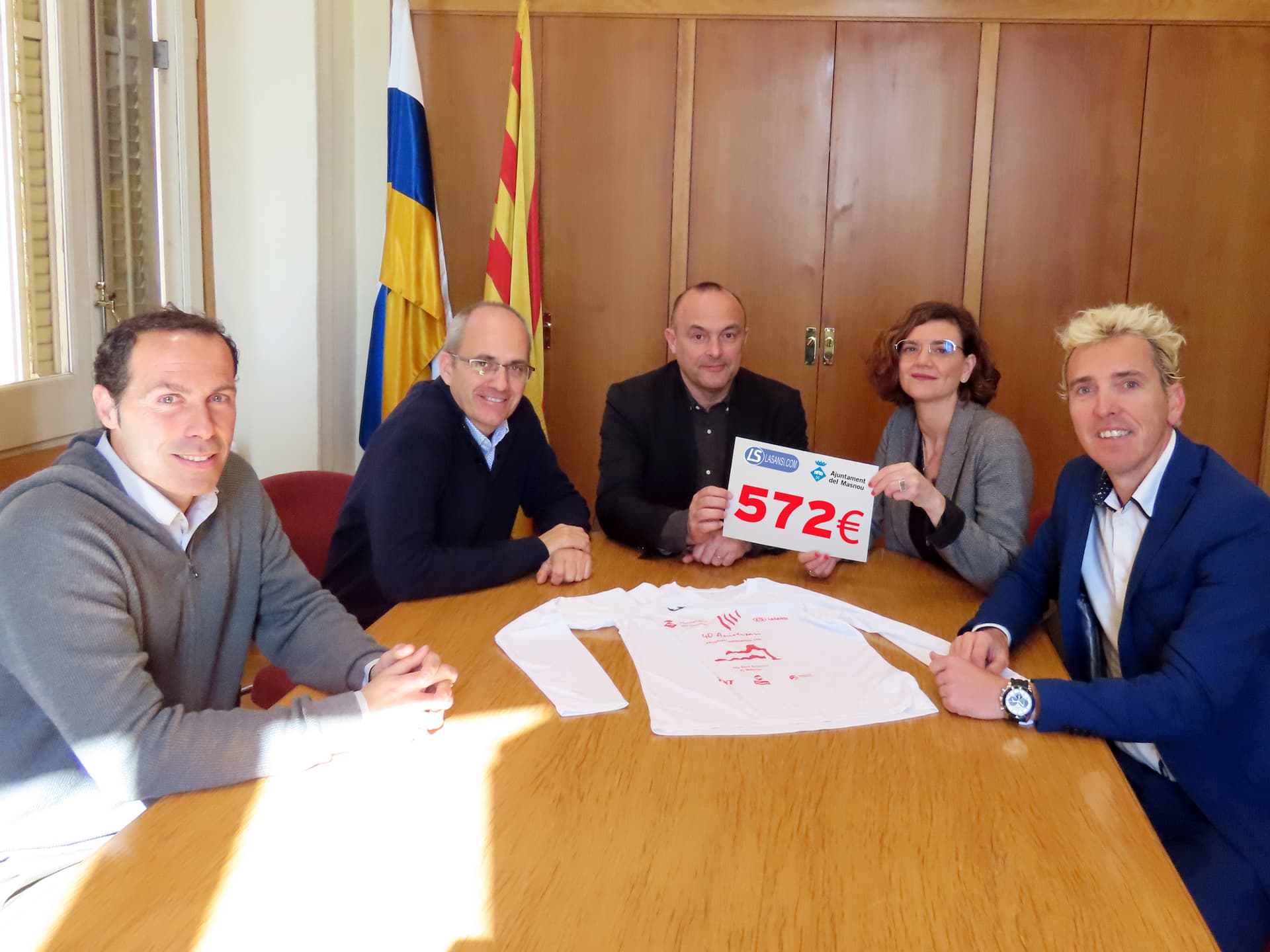 Img - El Alcalde del Masnou Jaume Oliveras, y el regidor de deportes Ricard Plana, entregan un cheque donativo a INSERsport.
