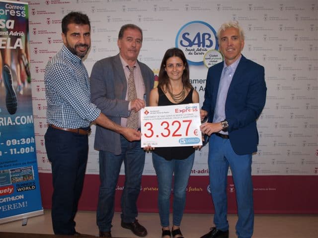 Img -  El Alcalde de Sant Adrià de Besòs Joan Callau, Jose Luís Blanco, organizador y Oscar Lozano, representante de Correos Express, entregan un cheque de donativo a la Fundación Miquel Valls.