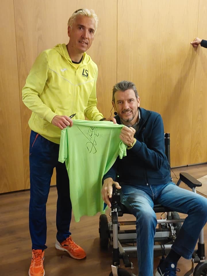 Img - Juan Carlos Unzué con la Cursa per l'ELA a Sant Adrià de Besòs 