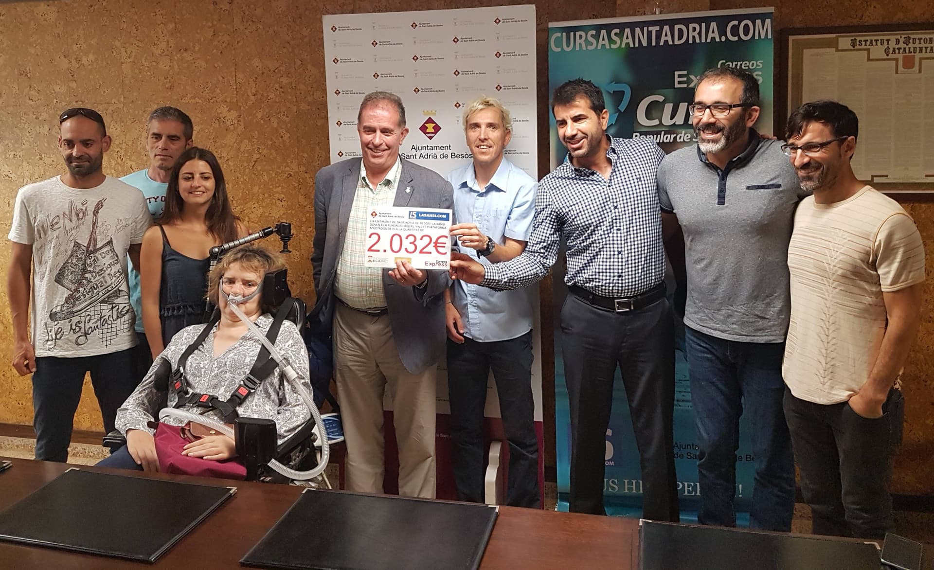 Img - El alcalde, Joan Callau, y José Luis Blanco, organizador de la Carrera Popular Correos Express, entregan un cheque de donativo a la Fundación Miquel Valls y en la Plataforma de Afectados por la ELA.