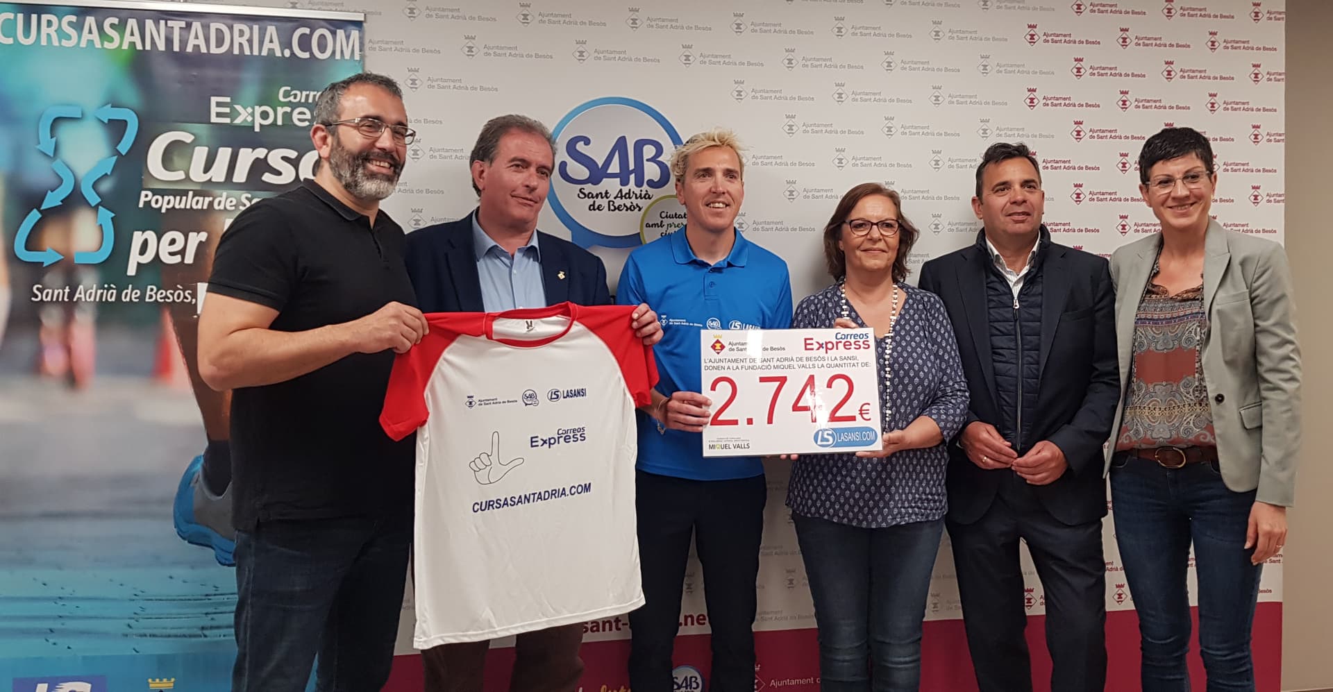 Img - Delivery of the charitable check Cursa Correos Express Sant Adrià de Besòs
