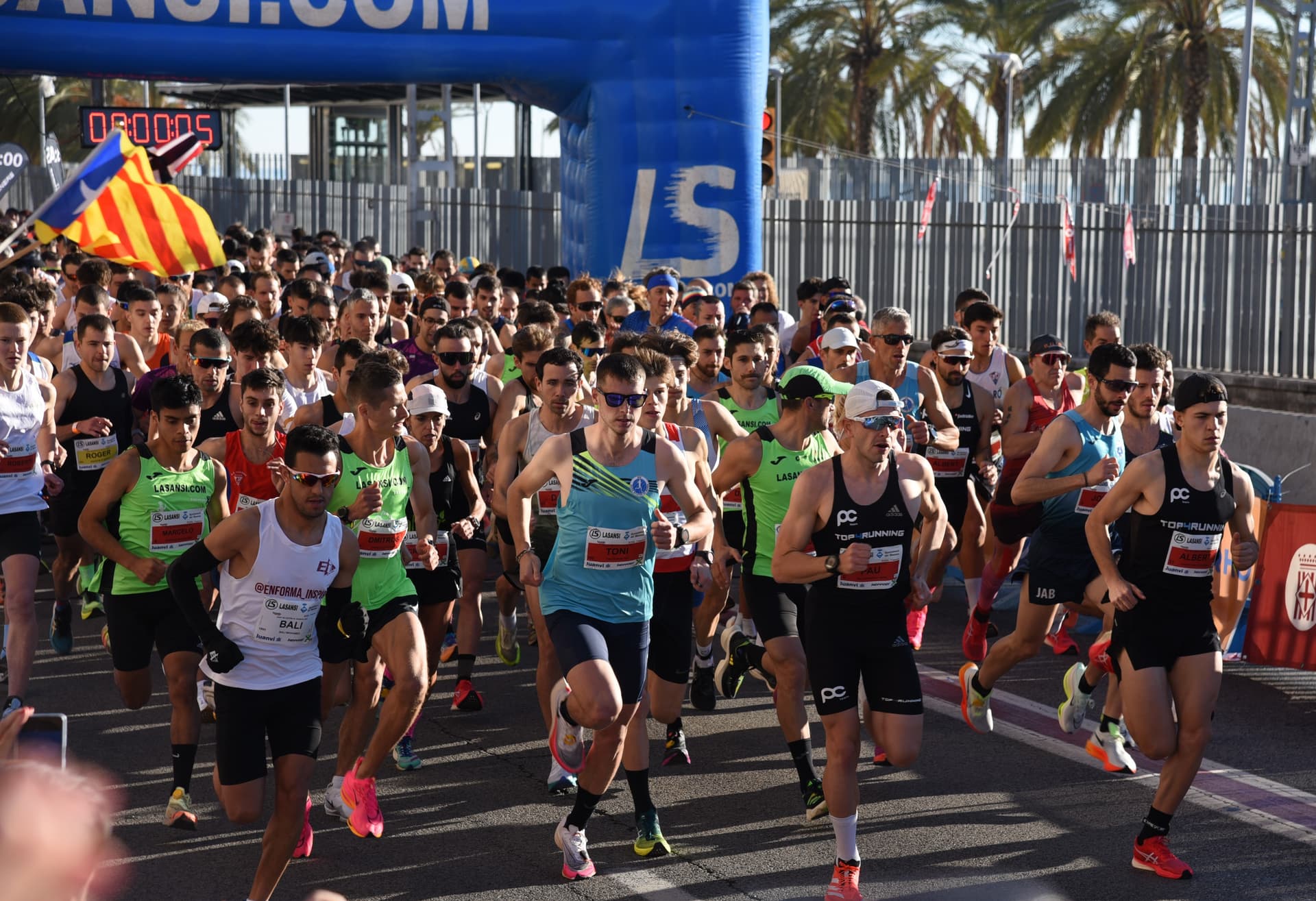Img - La Sansi y el Ayuntamiento de El Masnou, con el patrocinio de Heppner, han organizado hoy la mítica San Silvestre de El Masnou