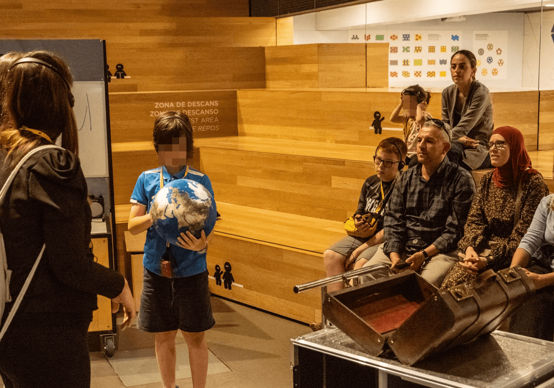 Nova visita guiada al CosmoCaixa per a públic familiar, accessible en Llengua de Signes Catalana