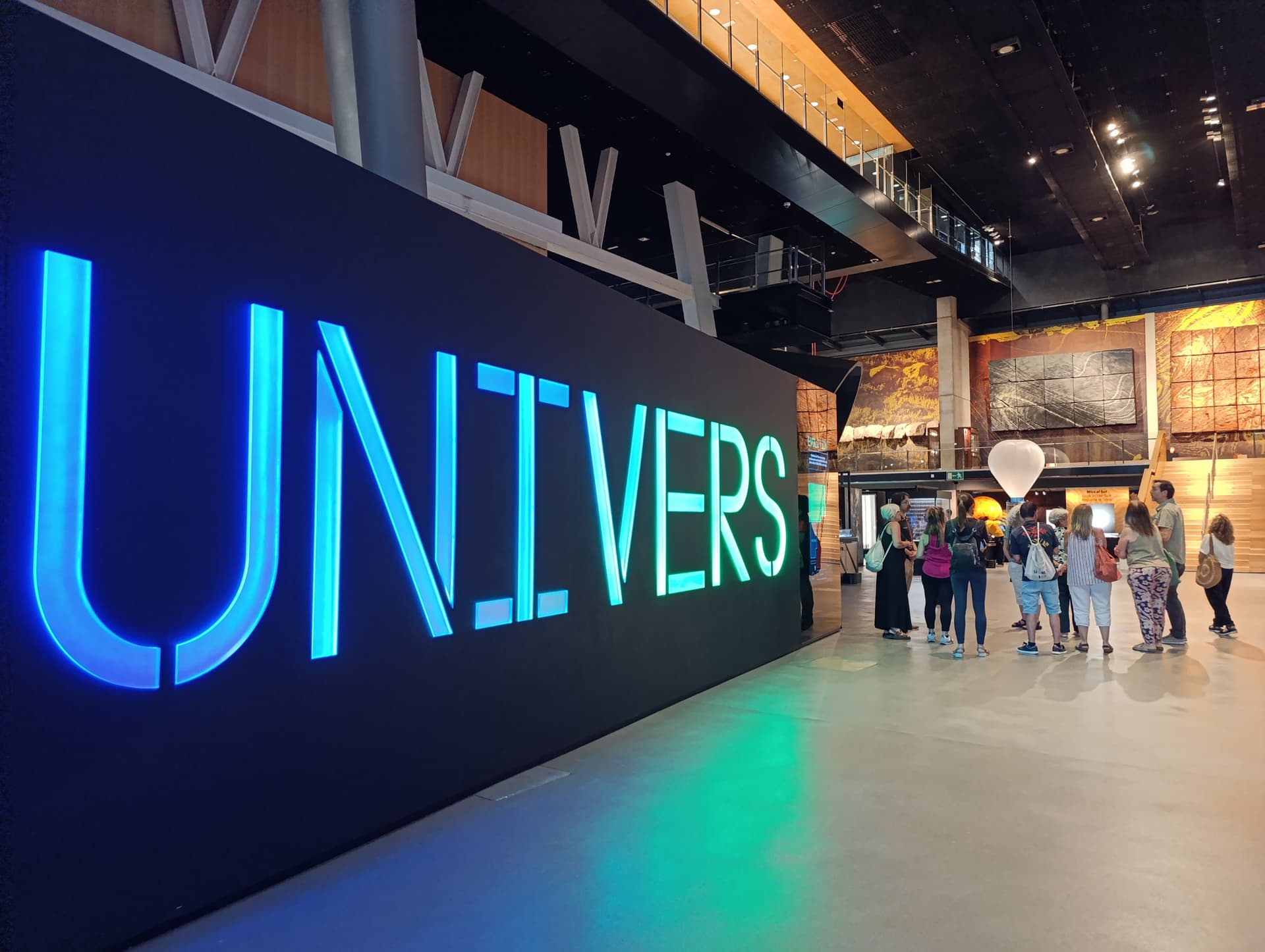 Els mesos de maig i juny, noves visites guiades al CosmoCaixa accessibles en LSC
