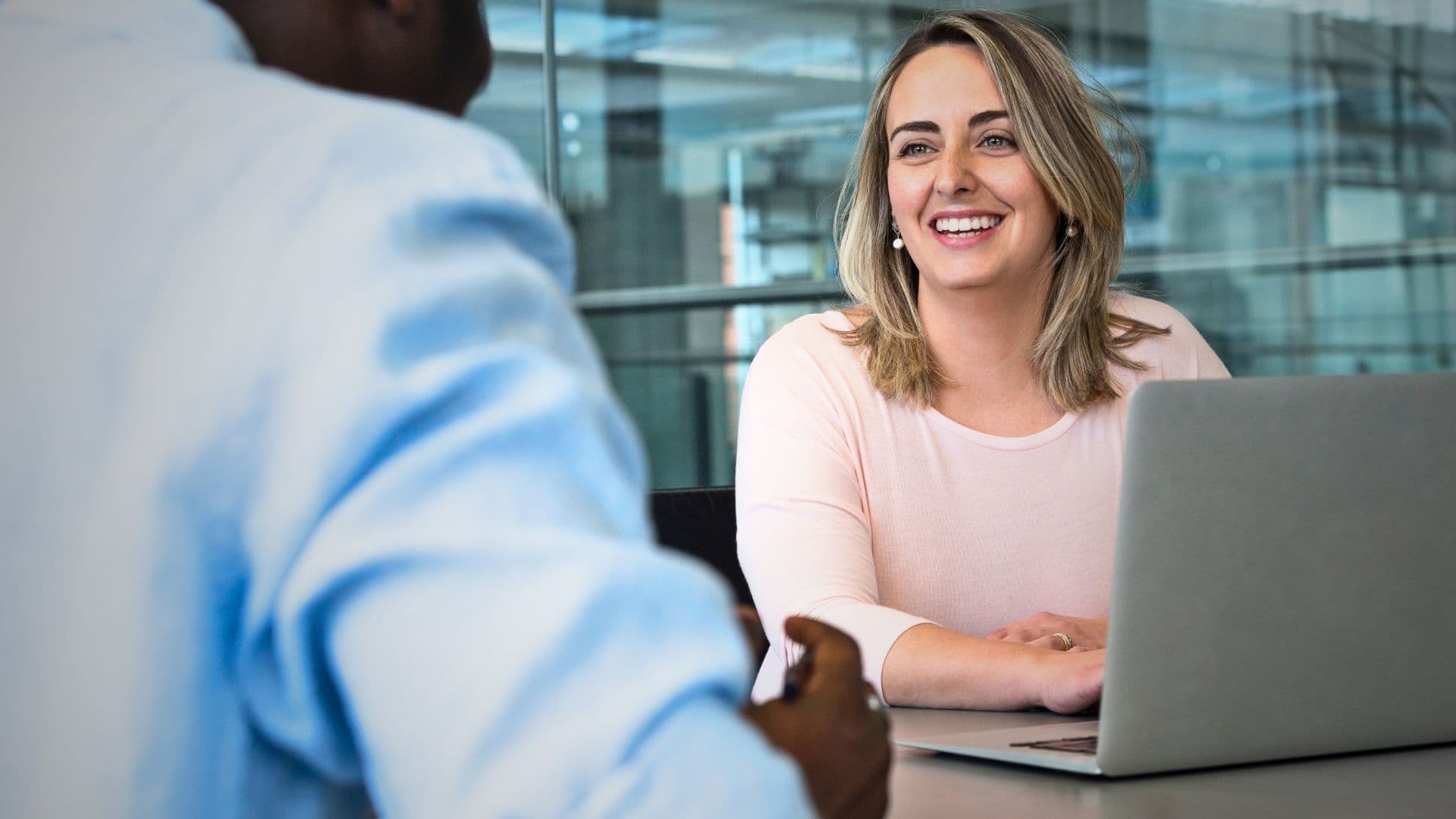 Prepara, conecta y atrae: la importancia de preparar una buena entrevista para mejorar la experiencia de la persona candidata
