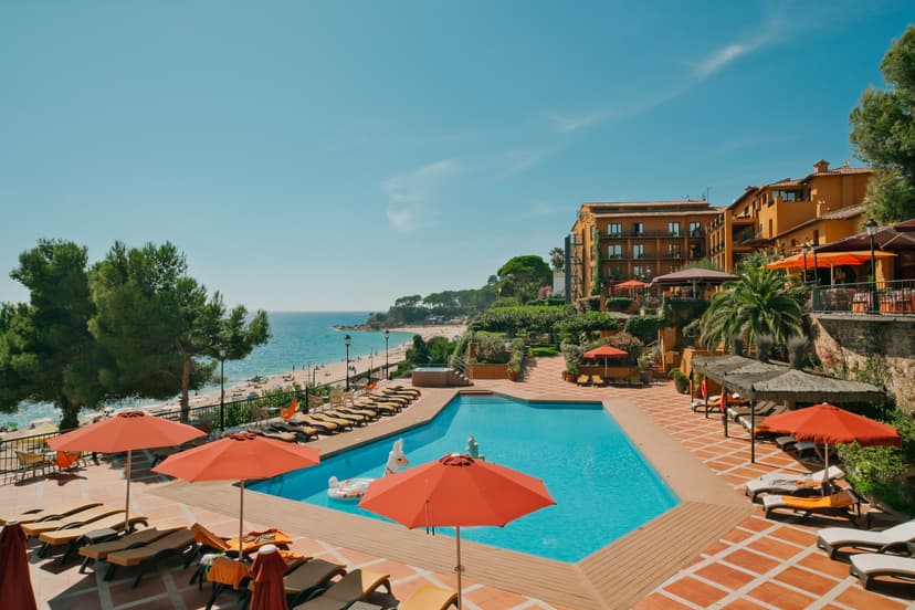 Hotel Rigat Park &mdash; beachfront pool and gardens in Lloret de Mar