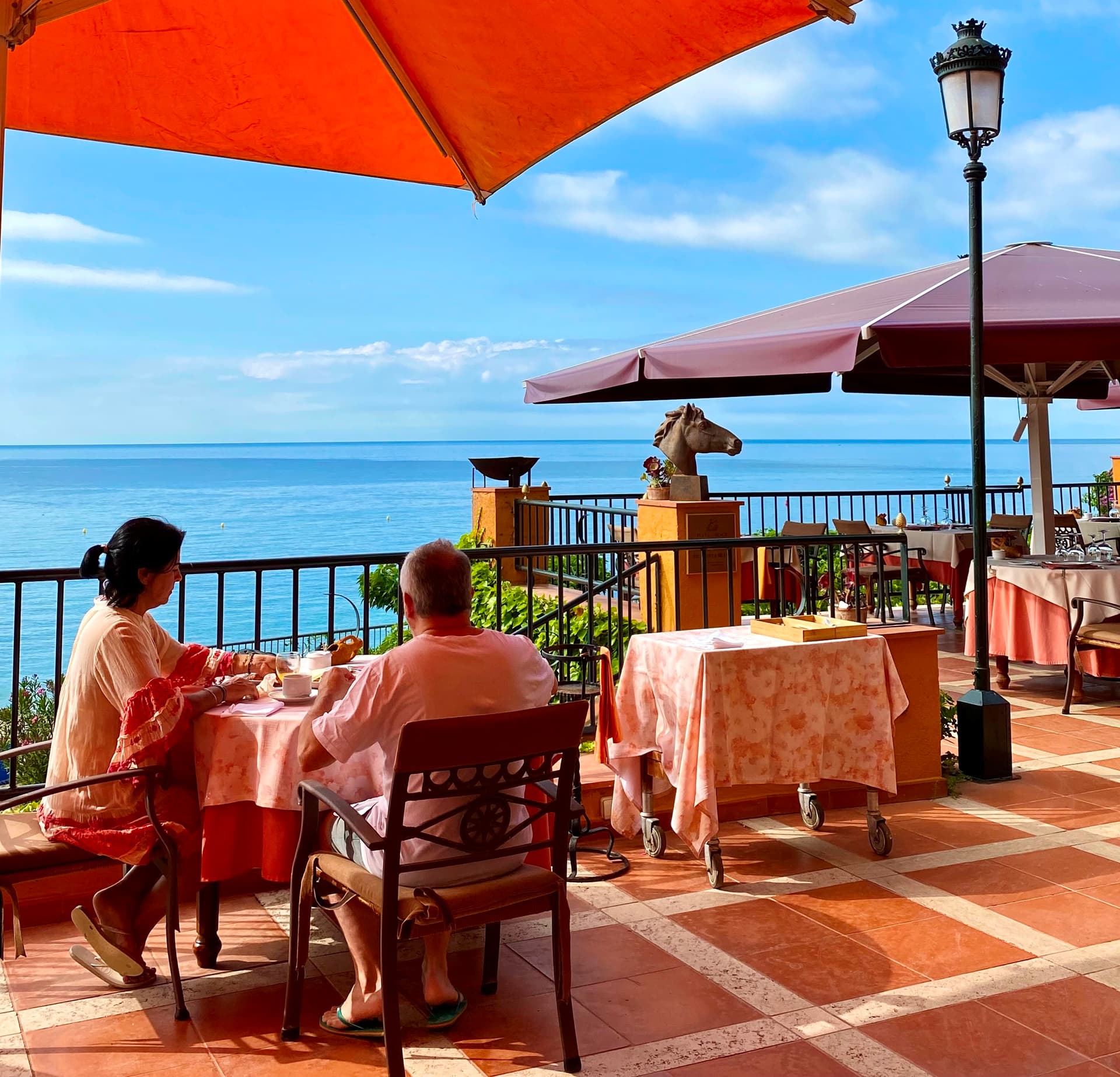 Desayuno buffet en la terraza frente al mar