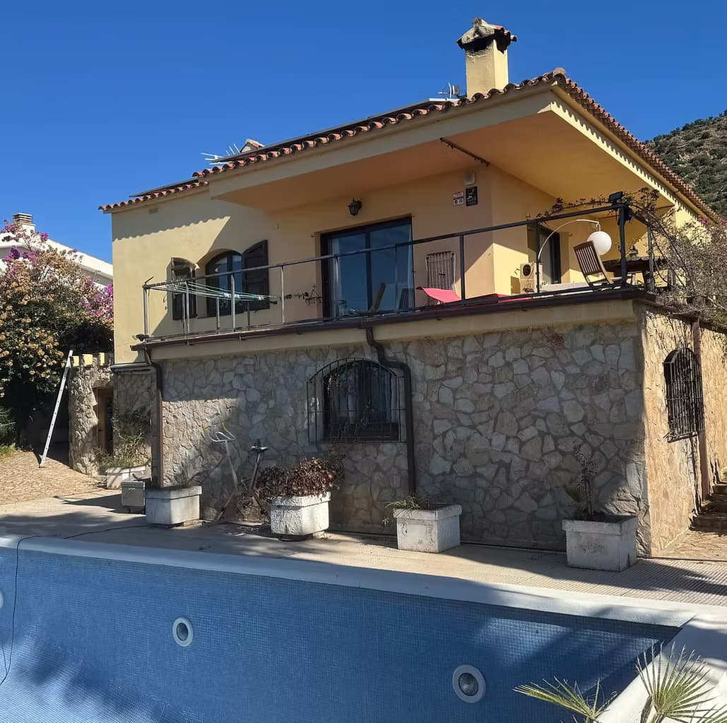 House with a private pool and spectacular views in Pau - Image 4