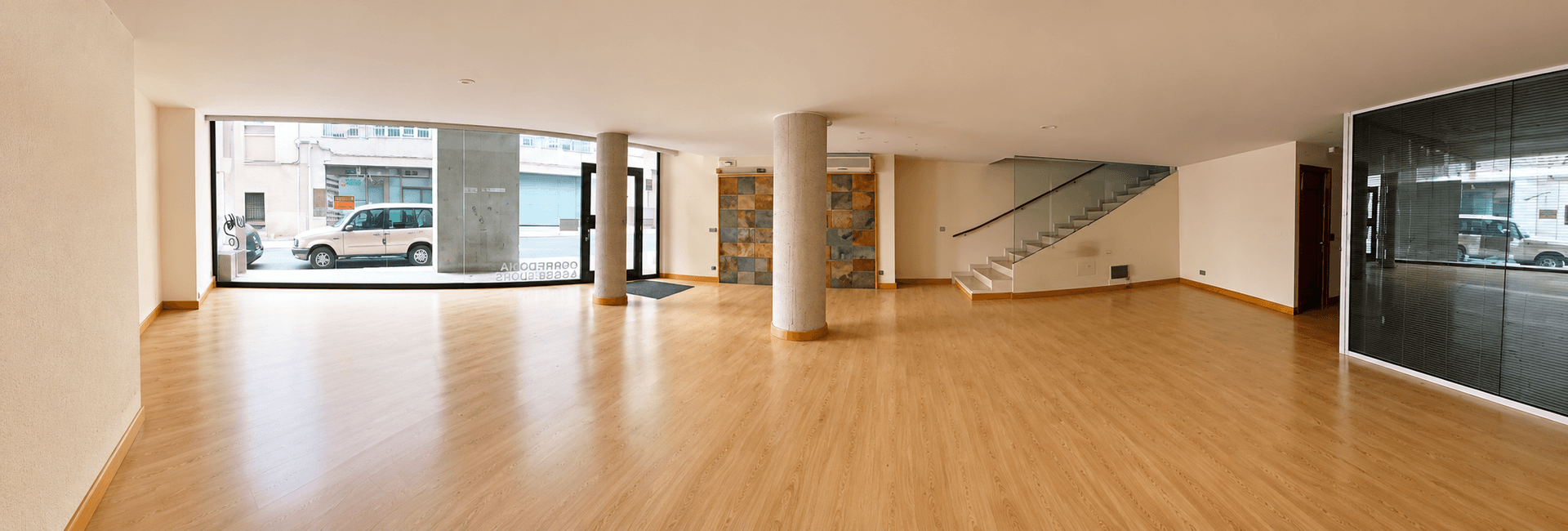 Fantàstic local comercial amb altell, Figueres - Image 2
