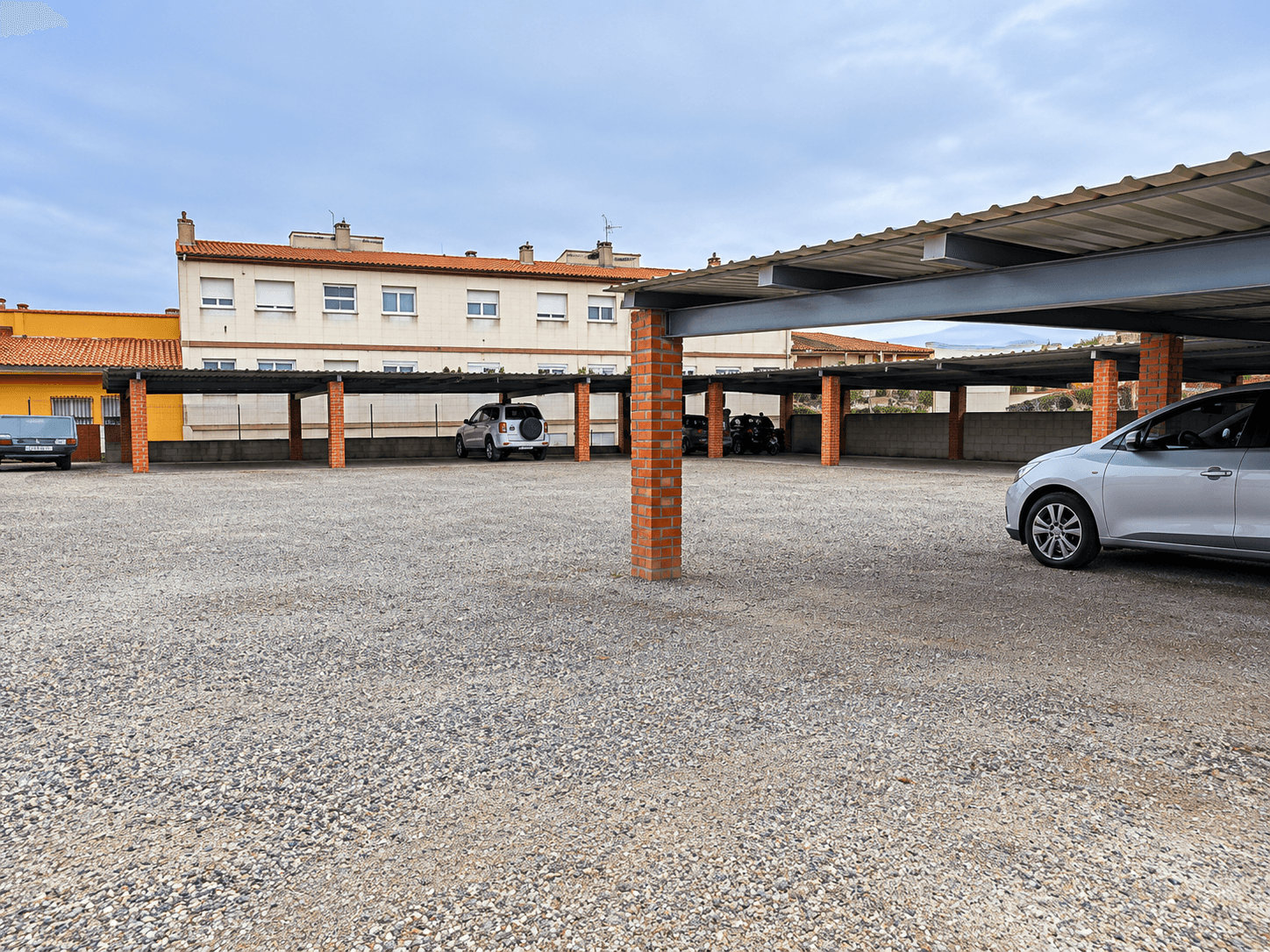 OPORTUNITAT A LA VILA DE LLANÇÀ — 800 m² - Image 3 - view mobile | imagen-de-chatgpt-30-sept-2026--16_20_29.png